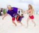 Richard Branson s'amuse comme un petit fou sur la plage de Cancun le 8 juillet 2012 en compagnie de charmantes créatures et de son président Steve Ridgway
