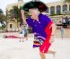 Richard Branson s'amuse comme un petit fou sur la plage de Cancun le 8 juillet 2012 en compagnie de charmantes créatures et de son président Steve Ridgway