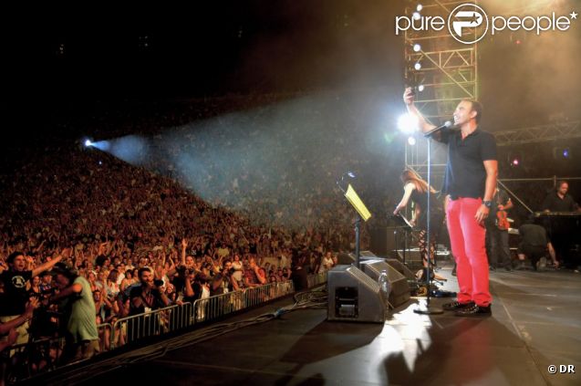 Nikos Aliagas, sur la scène du stade Kallimarmaro d'Athènes, le lundi 9 juillet 2012.