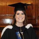 Princesse Eugenie : Radieuse et émue avec son diplôme, devant Beatrice et Andrew