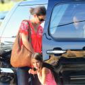 Katie Holmes, épanouie avec Suri qui nous présente une nouvelle amie !