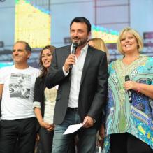 Frédéric Lopez, Christophe Beaugrand, la belle Karima Charni, Laurence Boccolini et Cyril Lignac lors du concert de Tout le monde chante contre le cancer le week-end du 6 et 7 juillet 2012 à Villefranche de Rouergue dans l'Aveyron à l'occasion de la 7e édition du Festival