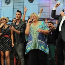 Emma Daumas, Joyce Jonathan, Baptiste Giabiconi, Laurence Boccolini et Gérard Lenorman lors du concert de Tout le monde chante contre le cancer le week-end du 6 et 7 juillet 2012 à Villefranche de Rouergue dans l'Aveyron à l'occasion de la 7e édition du Festival