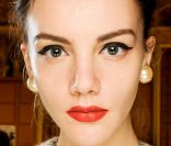 Plus chic, plus classique aussi, le regard ourlé de noir assorti d'une bouche bien rouge. Résolument rétro.