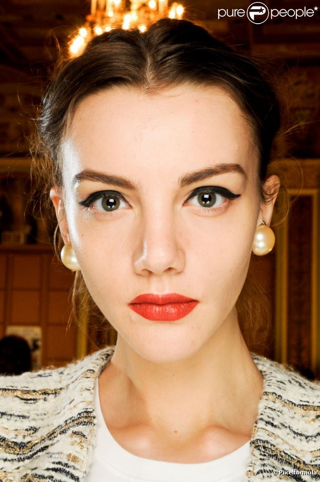 Plus chic, plus classique aussi, le regard ourlé de noir assorti d'une bouche bien rouge. Résolument rétro.