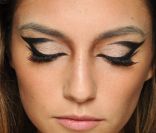 L'oeil de biche se fait papillon pour un maquillage gracieux.