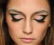 L'oeil de biche se fait papillon pour un maquillage gracieux.