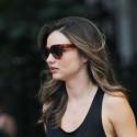 Miranda Kerr : Shooting sexy et en pleine rue pour Victoria's Secret