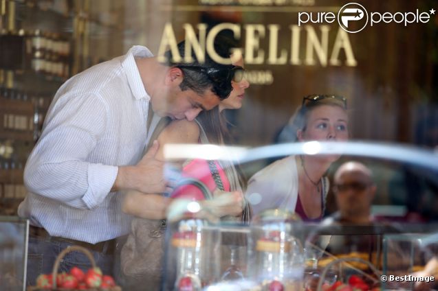 Sofia Vergara : Son compagnon Nick Loeb lui dépose un bisou sur l'épaule chez Angelina à Paris le 17 juillet 2012