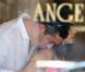  Sofia Vergara : Son compagnon Nick Loeb lui dépose un bisou sur l'épaule chez Angelina à Paris le 17 juillet 2012 