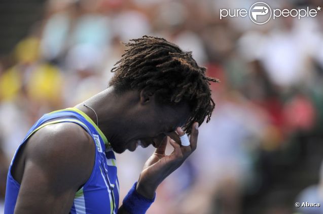 Gaël Monfils (photo : en janvier 2012 à l'Open d'Australie) s'est résolu à déclarer forfait pour les Jeux olympiques de Londres, le 20 juillet 2012, insuffisamment remis de sa blessure au genou droit.