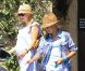 Reese Witherspoon et sa fille Ava, blessée au genou, à Los Angeles, le 20 juillet 2012.