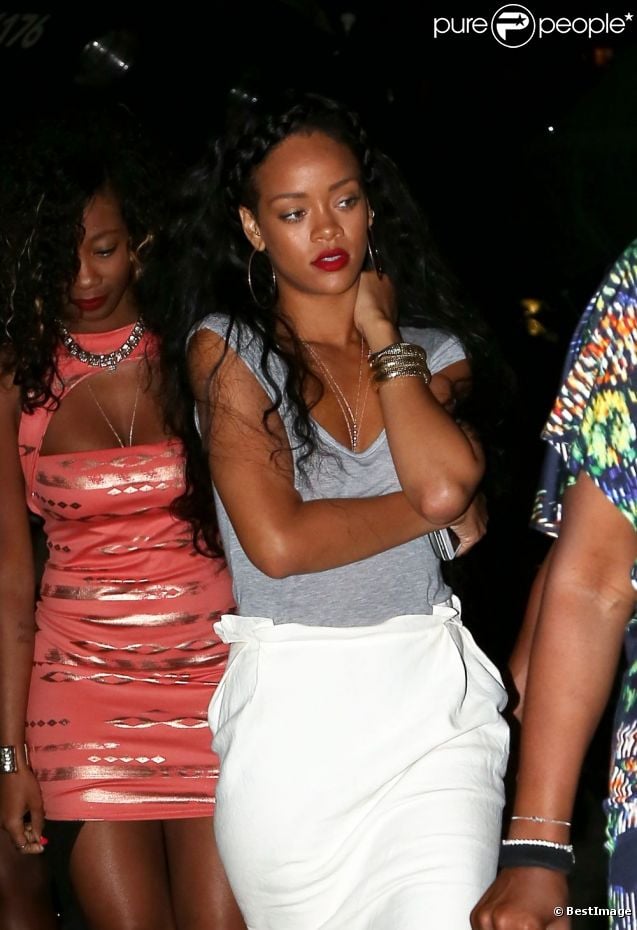 On apprécie le look de Rihanna, moins celui de sa copine. Dans les rues de Saint-Tropez le 21 juillet 2012.