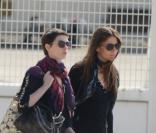 Anne Hathaway quittant, depuis l'aéroport du Bourget, la France le 21 juillet 2012 après l'annulation de la promotion du film The Dark Knight Rises. Il s'agit d'une conséquence directe de la fusillade qui a eu lieu dans le Colorado durant une avant-première du film
