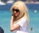  Zahia Dehar : ravissante lorsqu'elle arrive sur la plage du Club 55 à Saint-Tropez le 26 juillet 2012 