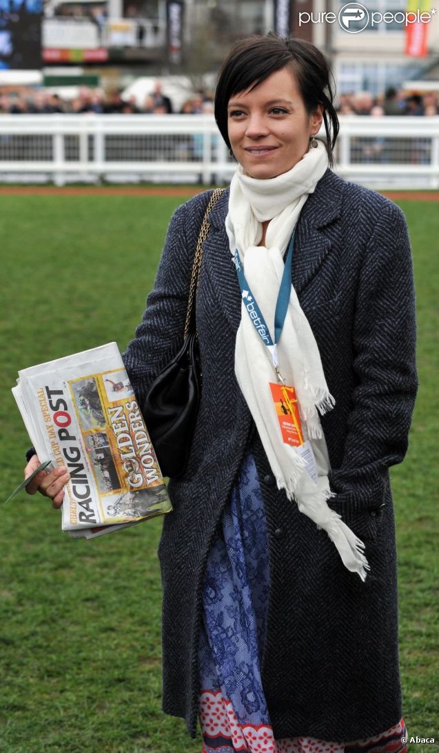 Lily Allen assiste à une course hippique pendant le Cheltenham Festival en 2011.