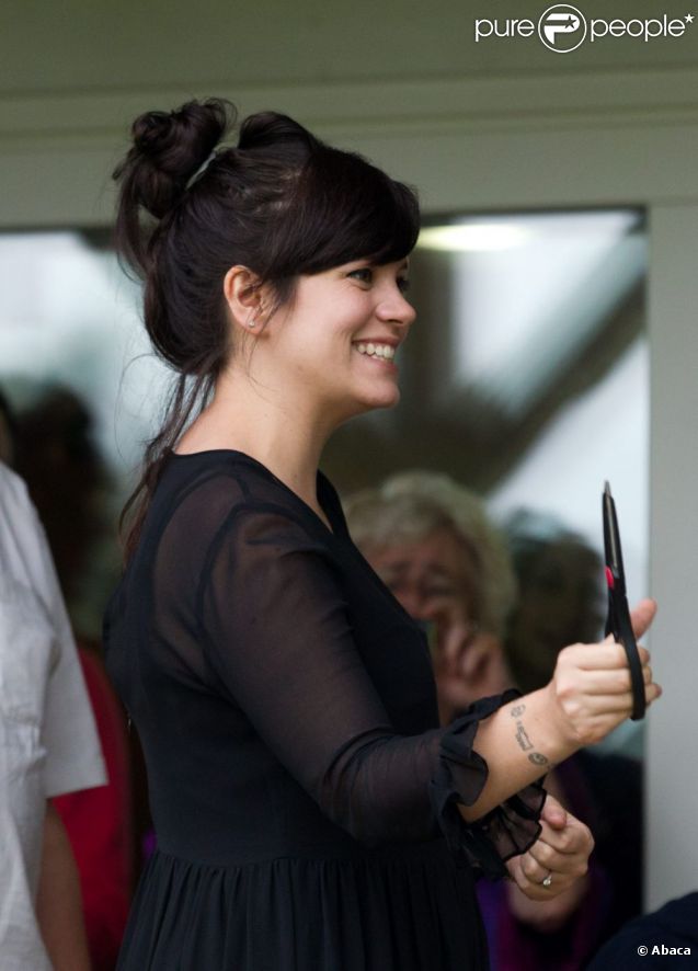 Lily Allen, dévoilant les premières rondeurs de sa grossesse, inaugure un club de cricket près de Londres le 8 juillet 2012