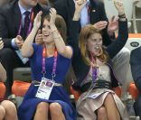 Les princesses Eugenie et Beatrice d'York ont explosé de joie pour la médaille de bronze de Rebecca Adlington sur 400 m nage libre, à l'Aquatics Centre de Londres le 29 juillet 2012.