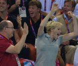 La princesse Charlene de Monaco, le prince Albert à son côté, était intenable lors de la finale du 200 m papillon masculin aux Jeux olympiques de Londres, le 31 juillet 2012. Lorsque le Sud-Africain Chad le Clos, un de ses protégés, est devenu champion olympique en battant Michael Phelps, la princesse monégasque ancienne reine de natation a explosé de joie, avant de toucher la médaille d'or avec gourmandise.