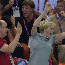 La princesse Charlene de Monaco, le prince Albert à son côté, était intenable lors de la finale du 200 m papillon masculin aux Jeux olympiques de Londres, le 31 juillet 2012. Lorsque le Sud-Africain Chad le Clos, un de ses protégés, est devenu champion olympique en battant Michael Phelps, la princesse monégasque ancienne reine de natation a explosé de joie, avant de toucher la médaille d'or avec gourmandise.