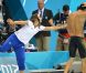 Laure Manaudou en pleurs, vient se réfugier dans les bras de son frère Florent après son titre olympique sur 50m nage libre, le 3 août 2012 à Londres