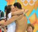 Laure Manaudou en pleurs, vient se réfugier dans les bras de son frère Florent après son titre olympique sur 50m nage libre, le 3 août 2012 à Londres