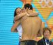 Laure Manaudou en pleurs, vient se réfugier dans les bras de son frère Florent après son titre olympique sur 50m nage libre, le 3 août 2012 à Londres
