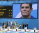 Florent Manaudou devient champion olympique du 50m nage libre sous les yeux de sa soeur Laure, en larmes, le 3 août 2012 à Londres