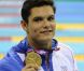 Florent Manaudou devient champion olympique du 50m nage libre sous les yeux de sa soeur Laure, en larmes, le 3 août 2012 à Londres