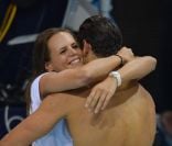Laure Manaudou ne peut s'empêcher de se jeter dans les bras de son frère Florent pour le féliciter suite à son triomphe sur le 50m nage libre lors des Jeux olympiques de Londres le 3 août 2012