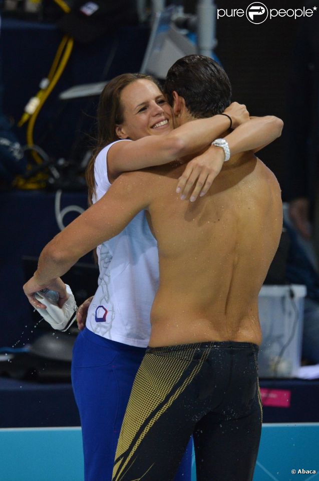 Laure Manaudou ne peut s'empêcher de se jeter dans les bras de son frère Florent pour le féliciter suite à son triomphe sur le 50m nage libre lors des Jeux olympiques de Londres le 3 août 2012