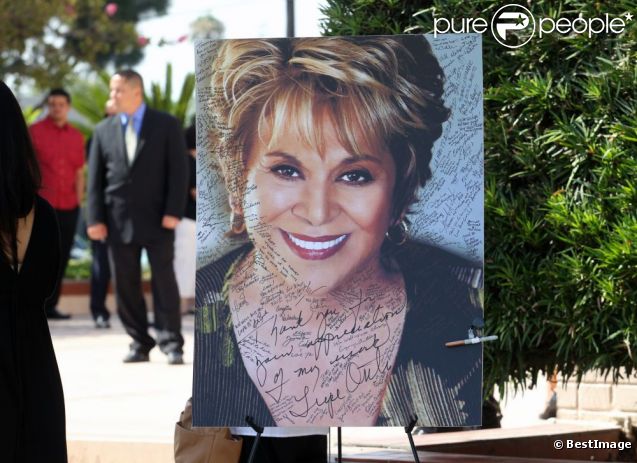 Portrait de l'actrice Lupe Ontiveros lors de ses funérailles le 3 août 2012 à Pico Rivera