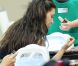 En solo, Kim Kardashian se fait faire une manucure à Beverly Hills le 7 août 2012