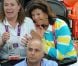  Le roi Carl XVI Gustaf de Suède et la reine Silvia, vêtus du polo de la délégation olympique suédoise, ont savouré mercredi 8 août 2012 la qualification de leurs handballeurs pour les demi-finales des JO de Londres, aux dépens du Danemark (24-22). Le couple royal, à la fin du match, n'a pas manqué de saluer les royaux danois, déçus. 
