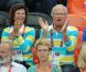  Le roi Carl XVI Gustaf de Suède et la reine Silvia, vêtus du polo de la délégation olympique suédoise, ont savouré mercredi 8 août 2012 la qualification de leurs handballeurs pour les demi-finales des JO de Londres, aux dépens du Danemark (24-22). Le couple royal, à la fin du match, n'a pas manqué de saluer les royaux danois, déçus. 