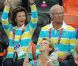  Le roi Carl XVI Gustaf de Suède et la reine Silvia, vêtus du polo de la délégation olympique suédoise, ont savouré mercredi 8 août 2012 la qualification de leurs handballeurs pour les demi-finales des JO de Londres, aux dépens du Danemark (24-22). Le couple royal, à la fin du match, n'a pas manqué de saluer les royaux danois, déçus. 
