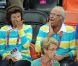  Le roi Carl XVI Gustaf de Suède et la reine Silvia, vêtus du polo de la délégation olympique suédoise, ont savouré mercredi 8 août 2012 la qualification de leurs handballeurs pour les demi-finales des JO de Londres, aux dépens du Danemark (24-22). Le couple royal, à la fin du match, n'a pas manqué de saluer les royaux danois, déçus. 