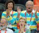  Le roi Carl XVI Gustaf de Suède et la reine Silvia, vêtus du polo de la délégation olympique suédoise, ont savouré mercredi 8 août 2012 la qualification de leurs handballeurs pour les demi-finales des JO de Londres, aux dépens du Danemark (24-22). Le couple royal, à la fin du match, n'a pas manqué de saluer les royaux danois, déçus. 