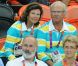  Le roi Carl XVI Gustaf de Suède et la reine Silvia, vêtus du polo de la délégation olympique suédoise, ont savouré mercredi 8 août 2012 la qualification de leurs handballeurs pour les demi-finales des JO de Londres, aux dépens du Danemark (24-22). Le couple royal, à la fin du match, n'a pas manqué de saluer les royaux danois, déçus. 