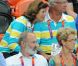  Le roi Carl XVI Gustaf de Suède et la reine Silvia, vêtus du polo de la délégation olympique suédoise, ont savouré mercredi 8 août 2012 la qualification de leurs handballeurs pour les demi-finales des JO de Londres, aux dépens du Danemark (24-22). Le couple royal, à la fin du match, n'a pas manqué de saluer les royaux danois, déçus. 