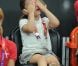 La princesse Isabella ne veut pas voir la défaite... Le prince Christian, 6 ans, et la princesse Isabella de Danemark, 5 ans, ont eu beau encourager les handballeurs danois, avec leurs parents la princesse Mary et le prince Frederik ainsi que leur grand-mère la reine Margrethe II, c'est au final la Suède qui s'est imposée (24-22) mercredi 8 août 2012 en quart de finale du tournoi des JO de Londres. Pour le plus grand bonheur du roi Carl XVI Gustaf de Suède et de la reine Silvia.
