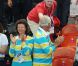  Le roi Carl XVI Gustaf de Suède et la reine Silvia, vêtus du polo de la délégation olympique suédoise, ont savouré mercredi 8 août 2012 la qualification de leurs handballeurs pour les demi-finales des JO de Londres, aux dépens du Danemark (24-22). Le couple royal, à la fin du match, n'a pas manqué de saluer les royaux danois, déçus. 