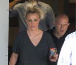 Britney Spears quitte un shooting photo à Long Beach, en Californie, le vendredi 10 août 2012.