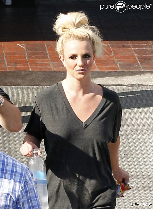 Britney Spears quitte un shooting photo à Long Beach, en Californie, le vendredi 10 août 2012.