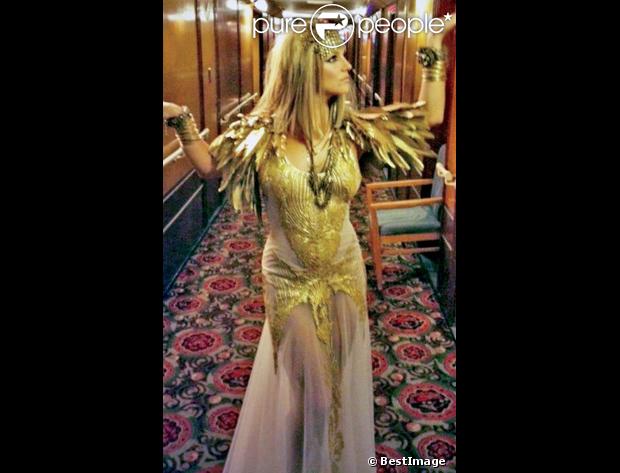 Britney Spears en Cléopâtre pour promouvoir le parfum Fantasy Twist.