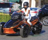 Jada Pinkett Smith chevauche son imposante moto à trois roues, à Calabasas le 12 août 2012