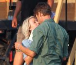 Josh Duhamel et Julianne Hough s'embrassent sur le tournage de Safe Haven à Wilmington, le 14 août 2012