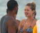 Doutzen Kroes : Sirène sur la plage pour un moment en amoureux