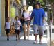  EXCLU : Kevin Federline, ses fils Sean et Jayden, ainsi que sa petite amie Victoria Prince et leur fille Jordan Kay sortent de chez le coiffeur à Studio City le 15 août 2012 