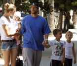  EXCLU : Kevin Federline, ses fils Sean et Jayden, ainsi que sa petite amie Victoria Prince et leur fille Jordan Kay sortent de chez le coiffeur à Studio City le 15 août 2012 
